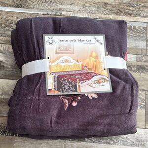 🌸. Soft Blanket - Elegant Dark Purple Throw